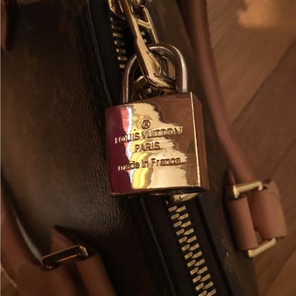 BEAUTIFUL LV BAG VERY LIGHTLY USED ONLY $465.00🔥🔥🔥🎁🎁 . - Picture 4 of 16